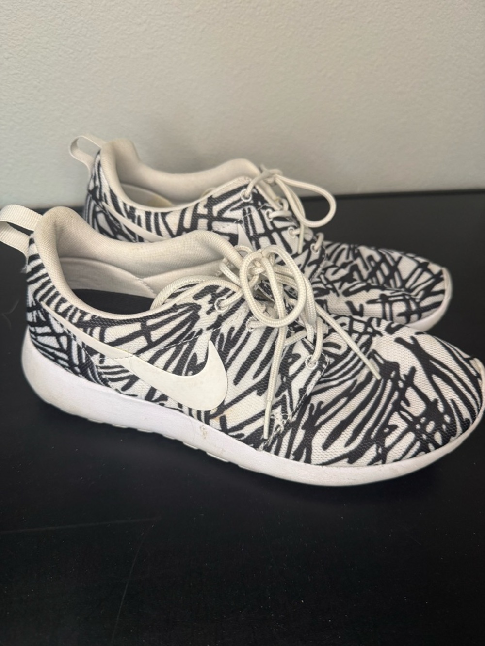 Nike Roshe White and Black Scribble Pattern Running Shoes Size 9